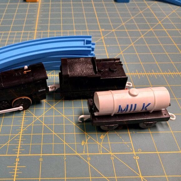 TOMY Engine Neville,Tender and Milk Car Battery Operated - Picture 3 of 6